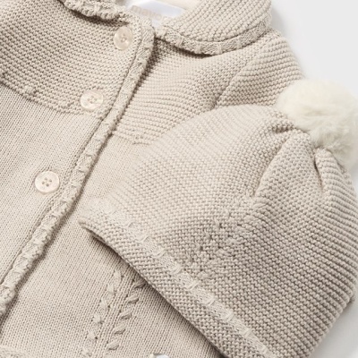 Conjunto de roupa para bebé de malha bege com casaco e gorro com pompom branco
