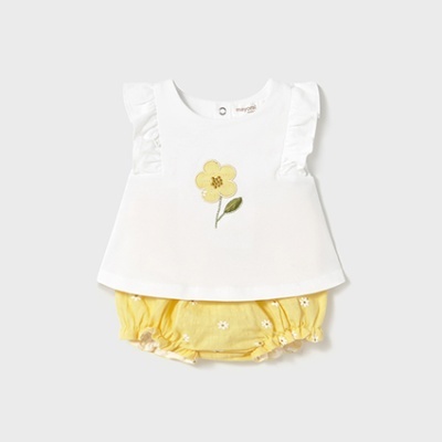 Conjunto de bebé com camisola branca e calções amarelos com flores