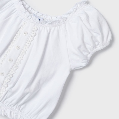 Blusa branca de manga curta com botões e renda