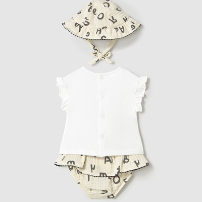 Conjunto bebé com chapéu, blusa branca e tapa-fraldas creme com letras pretas