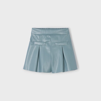 Calções em pele sintética azul claro com bolsos e pregas