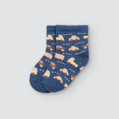 Meias azuis com padrão de carros coloridos