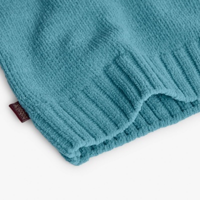 Tecido azul em malha texturada com costura canelada e etiqueta bordô PIPEDREAM