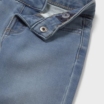 Calças de ganga azul claro com botão de pressão