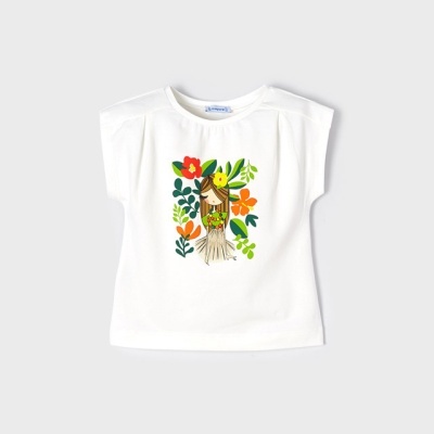 T-shirt branca com estampa colorida de menina e flores