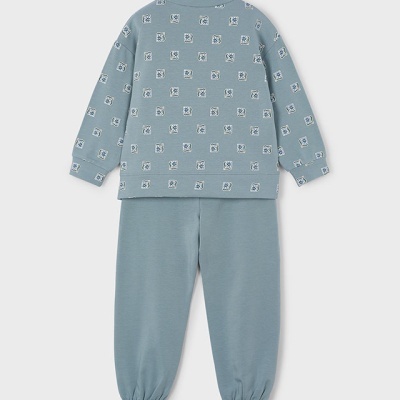 Conjunto de criança azul com padrões em fundo branco