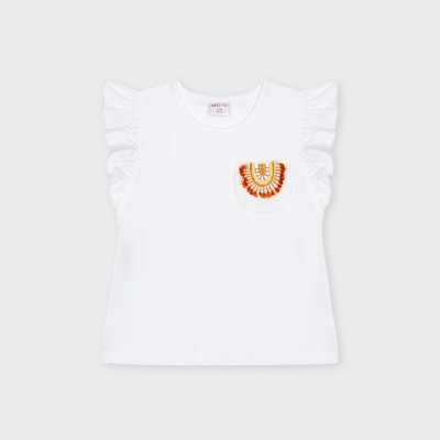 T-shirt branca de criança com bolso bordado e folhos nas mangas