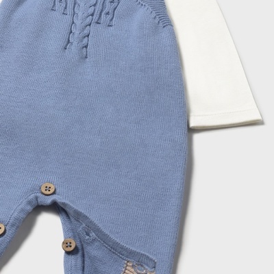 Macacão de bebé azul em malha com botões e camisola branca de manga comprida