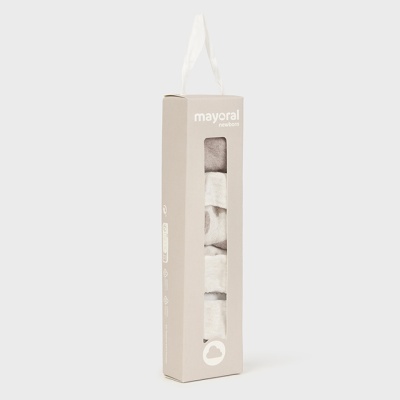 Embalagem retangular bege de meias para bebé com janela transparente e alça