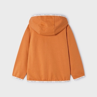 Casaco com capuz castanho alaranjado com detalhes em branco e texto preto