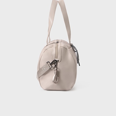 Mala de mão bege com alça ajustável vista de lado