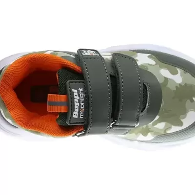 Ténis infantil camuflado com interior laranja e velcro duplo.