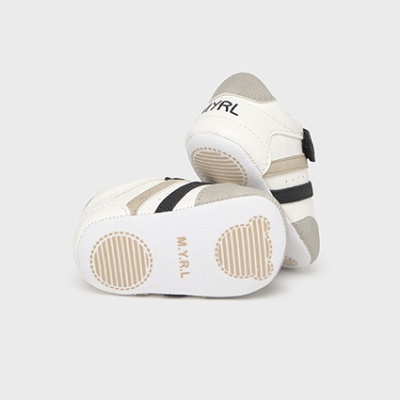 Sapatilhas brancas para bebé com detalhes beges e pretos