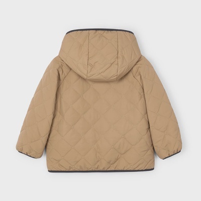 Casaco infantil bege acolchoado com capuz e costuras em padrão de diamante