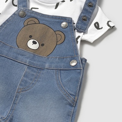 Conjunto infantil de t-shirt branca com letras e jardineira azul com estampa de urso