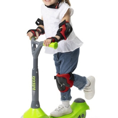 Criança com capacete e proteções a andar de patinete verde-limão