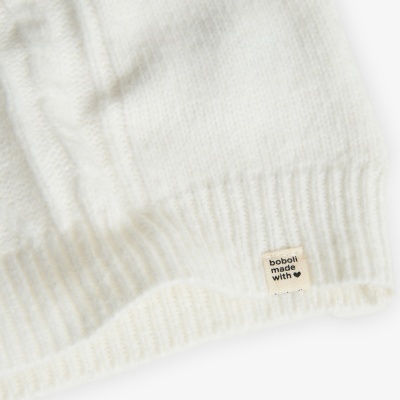 Detalhe de malha branca com etiqueta boboli