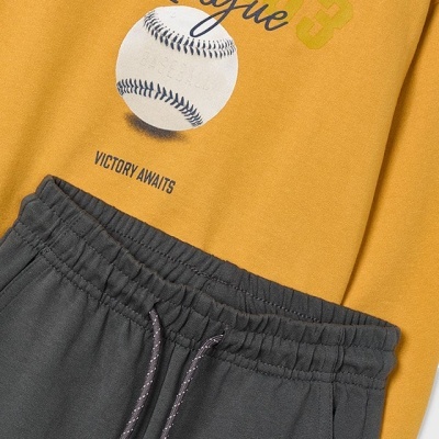 Conjunto amarelo com estampa de basebol e calças cinza escuro com cordão