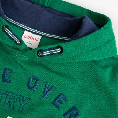 Camisola verde com capuz azul escuro e texto bordado azul e branco