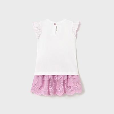 Vestido branco com mangas franzidas e saia em renda lilás