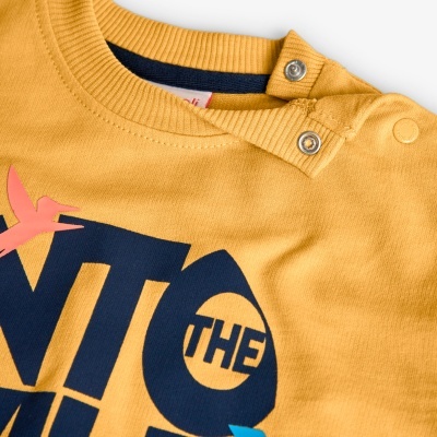 Camisola amarela com botões no ombro e estampa colorida