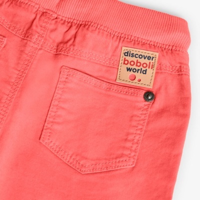 Calça ou calção cor-de-rosa com bolso traseiro e etiqueta 'discover boboli world'