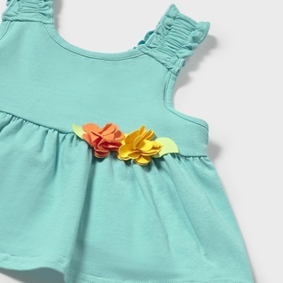 Vestido de criança azul claro com flores decorativas laranja e amarelas