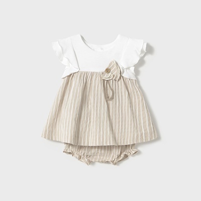 Conjunto de bebé branco com vestido às riscas e tapa-fraldas