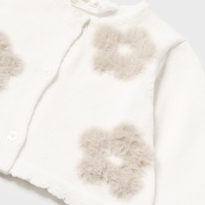 Casaco de malha branco com flores felpudas cinza-bege e botão de fecho