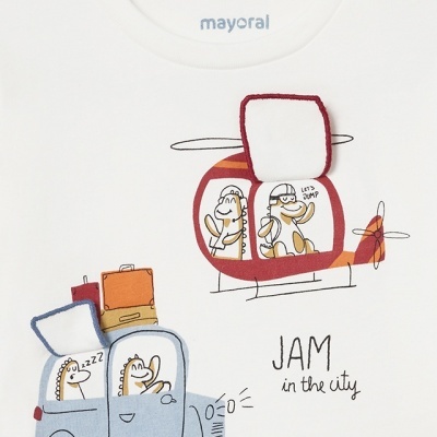 Camisola branca estampada com carro azul e helicóptero vermelho com personagens e texto