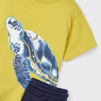 Conjunto de roupa infantil com t-shirt amarela e calções azul escuro.