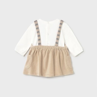 Conjunto para bebé com camisola branca e saia bege com alças às riscas