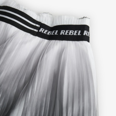 Saia branca plissada com cinto preto elástico com texto REBEL