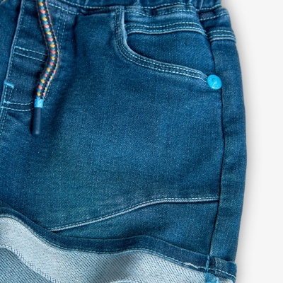 Calção de ganga azul escuro com bouton azul e cordão colorido