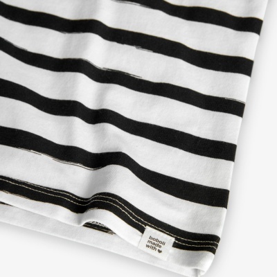 Peça de roupa branca com riscas pretas e etiqueta boboli