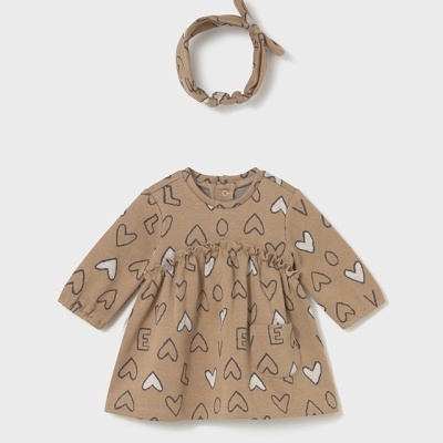 Vestido castanho claro com padrão de corações e letras, com faixa de cabelo correspondente.