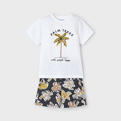 Conjunto infantil com t-shirt branca e calções com padrão de folhas