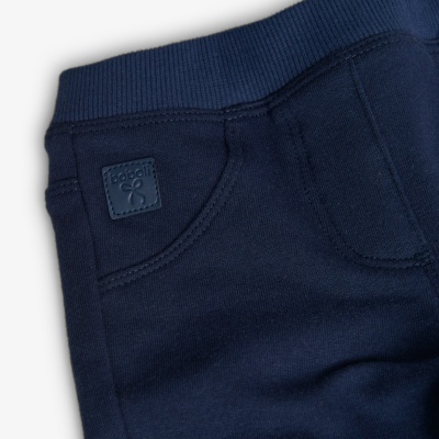 Calças de tecido azul escuro com bolso e etiqueta eco k