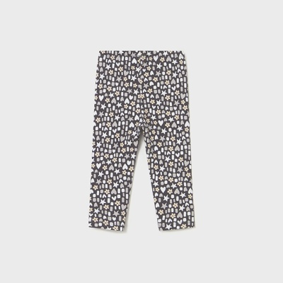 Calças de criança com padrão branco e bege sobre fundo cinzento