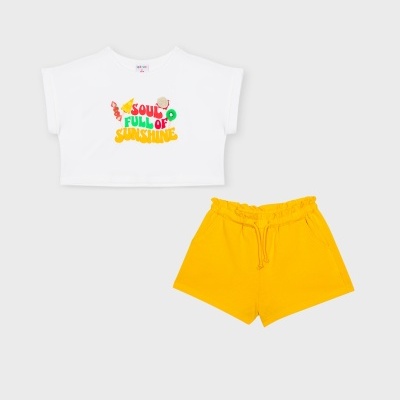Conjunto infantil t-shirt branca com estampa colorida e calções amarelos.