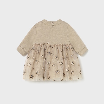 Vestido de bebé bege com saia de tule bordada.