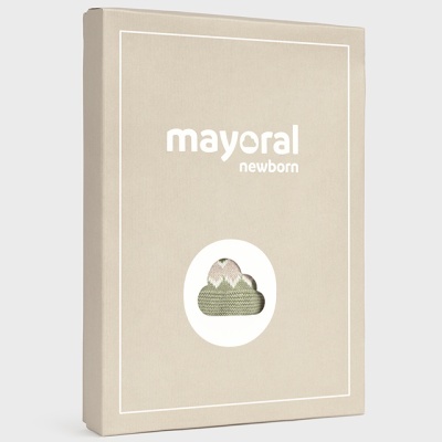 Embalagem bege com logo 'mayoral newborn' e desenho de nuvem verde e rosa