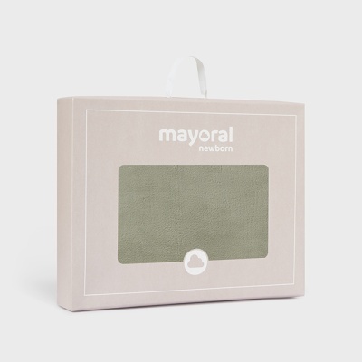 Caixa bege com produto verde e texto 'mayoral newborn'
