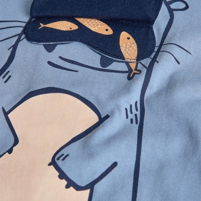 tecido azul claro com ilustração de gato e bolso com peixes dourados