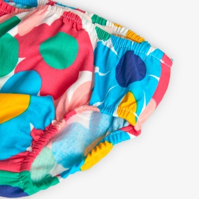 Fralda reutilizável colorida com padrões circulares e elástico nas bordas