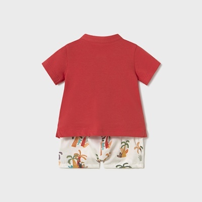 Conjunto de roupa infantil com t-shirt vermelha e calções estampados em fundo cinzento