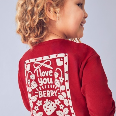 Camisola vermelha com estampa branca e texto I love you BERRY MUCH nas costas