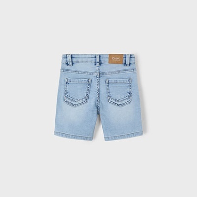 Calções de ganga azuis claros vistos de trás