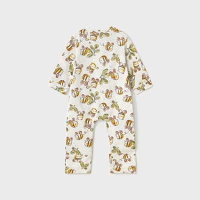 Babygrow branco com padrão de abelhas amarelas e castanhas e folhas verdes