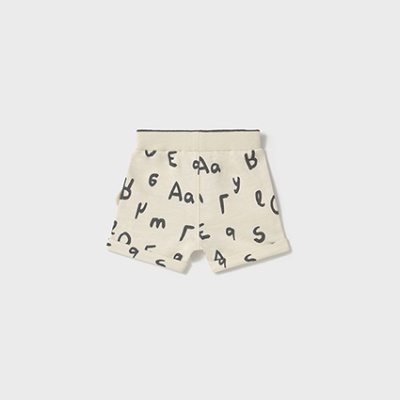 Calções de criança bege com letras pretas.